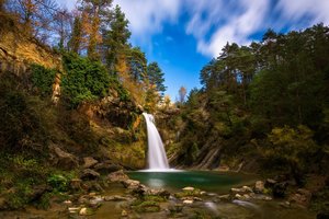 Обои на рабочий стол: водопад, деревья, камни, небо, облака, речка