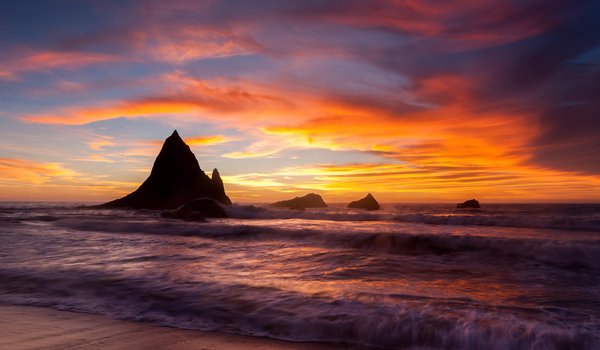 Обои на рабочий стол: beach, coast, colors, rocks, sea, shore, sky, sunset, tide