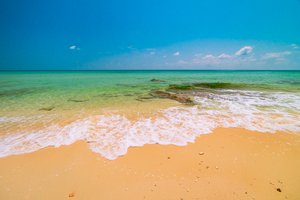Обои на рабочий стол: beach, blue, sand, sea, seascape, sky, summer, wave, волны, лето, море, небо, песок, пляж
