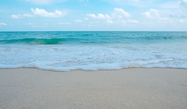 Обои на рабочий стол: beach, blue, romantic, sand, sea, sky, summer, wave, волны, лето, море, небо, песок, пляж
