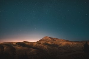 Обои на рабочий стол: desert, mountains, sky, stars