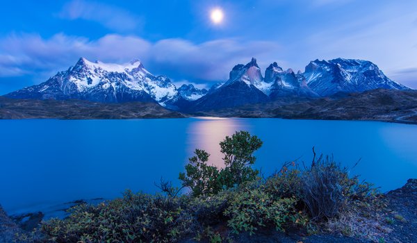 Обои на рабочий стол: Chile, Patagonia, Torres del Paine, озеро, рассвет, утро, чили