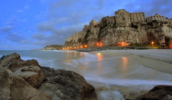 Обои на рабочий стол: Calabria, cliff, clouds, italy, landscape, lights, sea, sky, Tropea, village