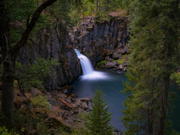california, McCloud River, Upper McCloud Falls, водопад, деревья, калифорния, озеро, Река Мак-Клауд, скалы
