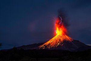 Обои на рабочий стол: Colima, eruption, explosion, lava, lightning, magma, México, night, sky, smoke, Volcán de Colima, volcano, взрыв, вулкан, дым, извержение, Коли́ма, лава, МАГМА, Мексика, молния, небо, ночь