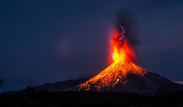 Обои на рабочий стол: Colima, eruption, explosion, lava, lightning, magma, México, night, sky, smoke, Volcán de Colima, volcano, взрыв, вулкан, дым, извержение, Коли́ма, лава, МАГМА, Мексика, молния, небо, ночь