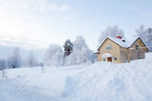 Обои на рабочий стол: beautiful, cottage, house, landscape, nature, snow, winter, деревья, домик, зима, зимний, пейзаж, природа, снег