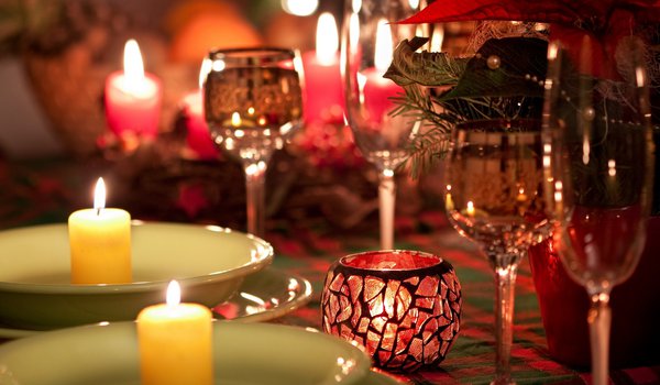 Обои на рабочий стол: бокалы, огонь, романтика, свечи, стол, тарелки