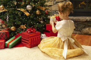 Обои на рабочий стол: girl, new year, девочка, елка, елочные игрушки, камин, ковер, новый год, платье, подарки, праздник