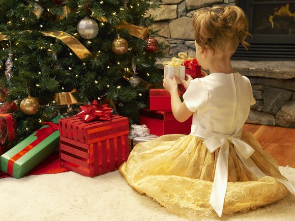 girl, new year, девочка, елка, елочные игрушки, камин, ковер, новый год, платье, подарки, праздник