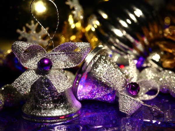 new year, бантики, елочные игрушки, колокольчики, макро, новый год, праздник, серебристые, фиолетовые
