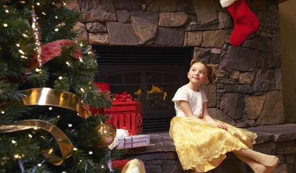 Обои на рабочий стол: new year, девочка, елка, задумчивость, камин, мечты, новый год, платье, подарки, праздник, ребёнок