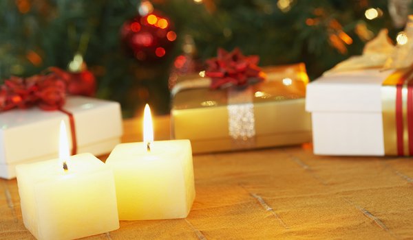 Обои на рабочий стол: new year, бантики, коробки, ленточки, макро, новый год, огонь, пламя, подарки, праздник, свечи, упаковки