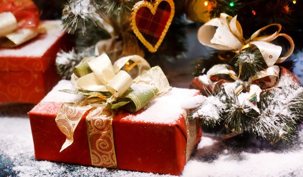 Обои на рабочий стол: new year, бант, елка, ель, коробка, красная, лента, новый год, подарок, праздник, сердечко, снег