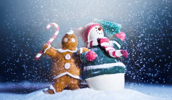 Обои на рабочий стол: happy, new year, snow, snowman, winter, новый год, праздник, пряник, снеговик