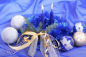 Обои на рабочий стол: бант, блестки, ветка, голубой, елка, композиция, лента, мишура, новогодняя, свечи, серебро, шары