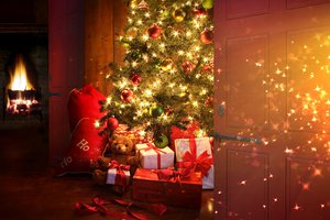 Обои на рабочий стол: гирлянды, декорация, елка, елочные, игрушки, интерьер, камин, комната, новогодняя, новый год, обстановка, огни, подарки, праздник, рождество, стиль, украшения, шарики, шторы