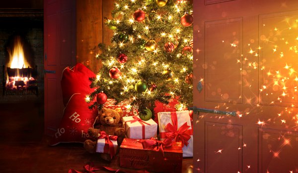 Обои на рабочий стол: гирлянды, декорация, елка, елочные, игрушки, интерьер, камин, комната, новогодняя, новый год, обстановка, огни, подарки, праздник, рождество, стиль, украшения, шарики, шторы