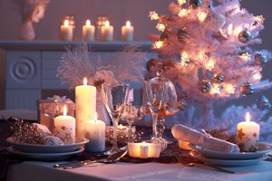Обои на рабочий стол: banquet, candles, elegant, festive, holidays, luxury arrangement, white decoration, бокалы, гирлянда, елочные шары, новый год, огоньки, праздник, свечи, сервировка, стол, тарелки, украшения