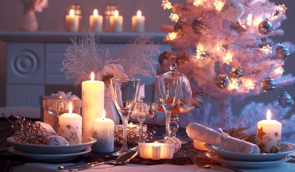 Обои на рабочий стол: banquet, candles, elegant, festive, holidays, luxury arrangement, white decoration, бокалы, гирлянда, елочные шары, новый год, огоньки, праздник, свечи, сервировка, стол, тарелки, украшения