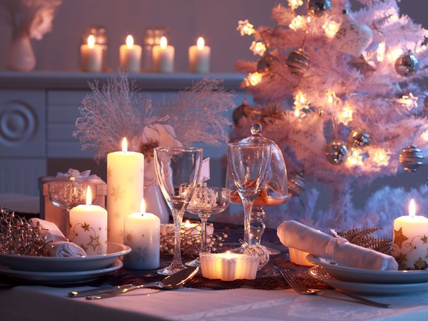 banquet, candles, elegant, festive, holidays, luxury arrangement, white decoration, бокалы, гирлянда, елочные шары, новый год, огоньки, праздник, свечи, сервировка, стол, тарелки, украшения