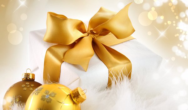 Обои на рабочий стол: бант, блестки, золото, золотые, коробка, лента, новый год, подарок, праздник, рождество, упаковка, шарики, шары