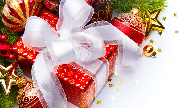 Обои на рабочий стол: christmas, new year, бант, белые, блестки, ветка, елочные, игрушки, коробка, красные, ленты, новый год, подарок, праздники, рождество, украшения, упаковка, шарики, шары