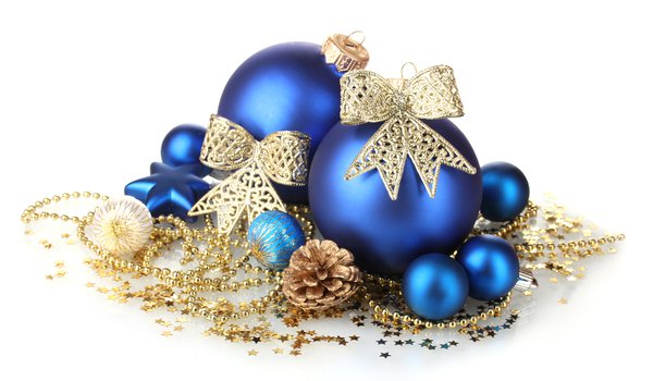 Обои на рабочий стол: christmas, new year, банты, белый фон, елочные, звезды, игрушки, новый год, рождество, синие, снежинки, украшения, шары, шишка