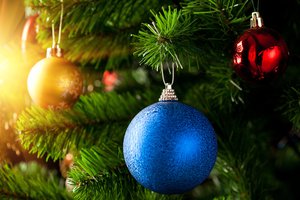 Обои на рабочий стол: christmas, new year, ветки, елка, золотой, красный, новый год, рождество, синий, шар