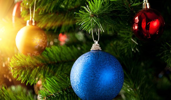 Обои на рабочий стол: christmas, new year, ветки, елка, золотой, красный, новый год, рождество, синий, шар