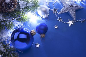 Обои на рабочий стол: christmas, new year, белые, ветки, елка, елочные, звезды, игрушки, новый год, рождество, серебристые, синие, синий фон, шарики, шары, шишки