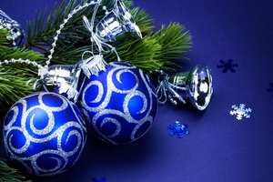 Обои на рабочий стол: christmas, new year, блестки, ветка, елка, елочные, игрушки, колокольчики, новый год, рождество, серебристые, синие, синий фон, снежинки, шары