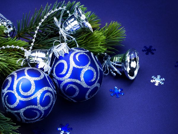 christmas, new year, блестки, ветка, елка, елочные, игрушки, колокольчики, новый год, рождество, серебристые, синие, синий фон, снежинки, шары