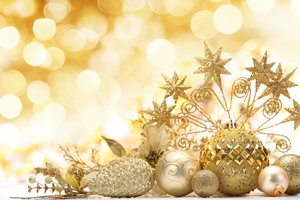 Обои на рабочий стол: christmas, new year, блестки, боке, декорации, елочные, звезды, золотые, игрушки, новый год, праздники, рождество, узоры, украшения, шарики, шары, шишки