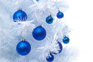 Обои на рабочий стол: christmas, new year, белая, елка, елочные, игрушки, новый год, рождество, синие, шарики, шары