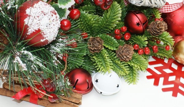 Обои на рабочий стол: christmas, new year, белые, ветка, елка, ель, игрушки, корица, красные, новый год, падуб, праздник, рождество, шарики, шары, шишки