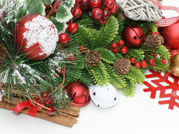 christmas, new year, белые, ветка, елка, ель, игрушки, корица, красные, новый год, падуб, праздник, рождество, шарики, шары, шишки