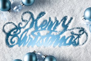Обои на рабочий стол: merry christmas, надпись, поздравление, праздник, рождество, синие, снег, шары