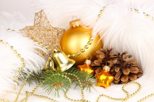 Обои на рабочий стол: christmas, new year, елочные, звезды, золотой, игрушки, колокольчики, новый год, праздники, рождество, украшения, шар, шишки