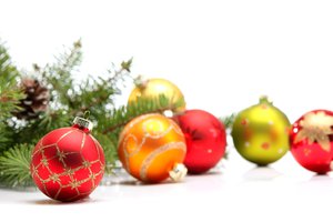Обои на рабочий стол: christmas, new year, ветки, декорации, елочные, ель, зеленые, зима, игрушки, красные, новый год, оранжевые, праздники, рождество, шарики