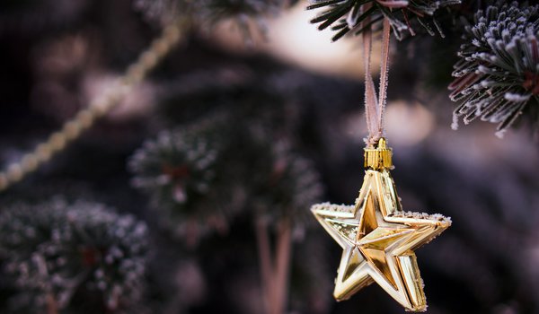 Обои на рабочий стол: christmas, new year, ветки, декорации, дерево, елка, ель, звезда, звёздочка, зима, золотая, игрушка, новый год, праздники, рождество