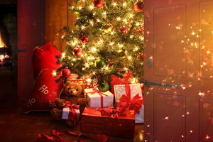 Обои на рабочий стол: елка, камин, новый год, подарки, рождество, свет, украшения