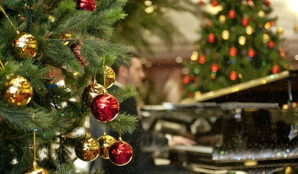 Обои на рабочий стол: Beautiful Toys, christmas tree, decorations, holiday, Красивые Игрушки, новогодняя елка, праздник, украшения