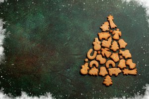 Обои на рабочий стол: christmas, christmas tree, cookies, decoration, holiday celebration, merry christmas, Xmas, елка, новый год, печенье, рождество, снежинки, украшения