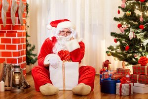 Обои на рабочий стол: борода, елка, колпак, новый год, очки, подарки, праздник, руки, санта клаус, Санта-Клаус, старик, шапка