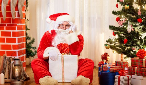 Обои на рабочий стол: борода, елка, колпак, новый год, очки, подарки, праздник, руки, санта клаус, Санта-Клаус, старик, шапка