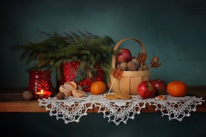 Обои на рабочий стол: Декабрь, елка, зима, корзина, леденцы, мандарины, натюрморт, новый год, орехи, петушок, печенье, подсвечник, полка, рождество, яблоки