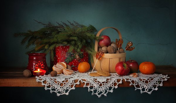 Обои на рабочий стол: Декабрь, елка, зима, корзина, леденцы, мандарины, натюрморт, новый год, орехи, петушок, печенье, подсвечник, полка, рождество, яблоки