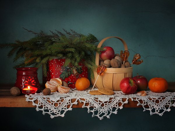 Декабрь, елка, зима, корзина, леденцы, мандарины, натюрморт, новый год, орехи, петушок, печенье, подсвечник, полка, рождество, яблоки