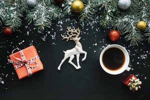 Обои на рабочий стол: christmas, coffee, cup, decoration, fir tree, gift, happy, merry, new year, ветки ели, елка, новый год, подарки, рождество, чашка кофе
